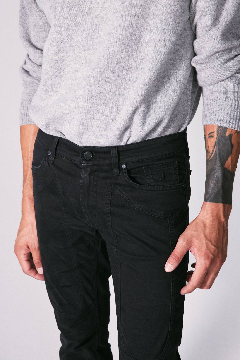 Jeckerson Pantalone slim fit in raso stretch con toppa Negozio