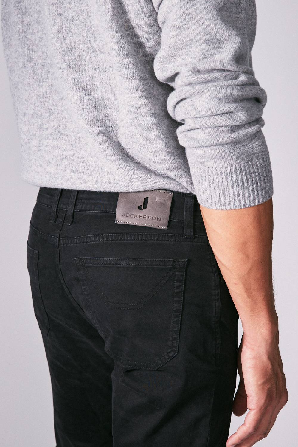 Jeckerson Pantalone slim fit in raso stretch con toppa Negozio