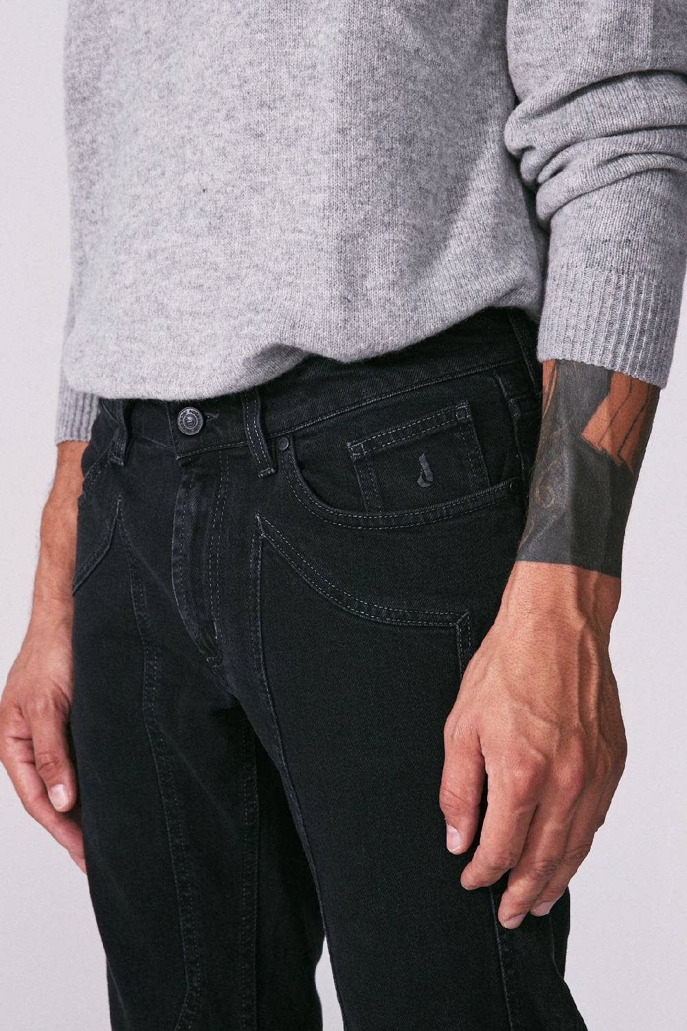 Jeckerson Pantalone 5 tasche in denim nero rinse con toppa in tono In Saldo