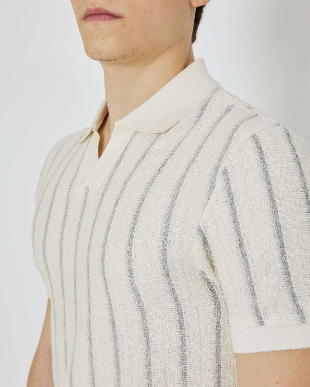 John Richmond Polo con righe e scollo a V Saldi Di Fabbrica