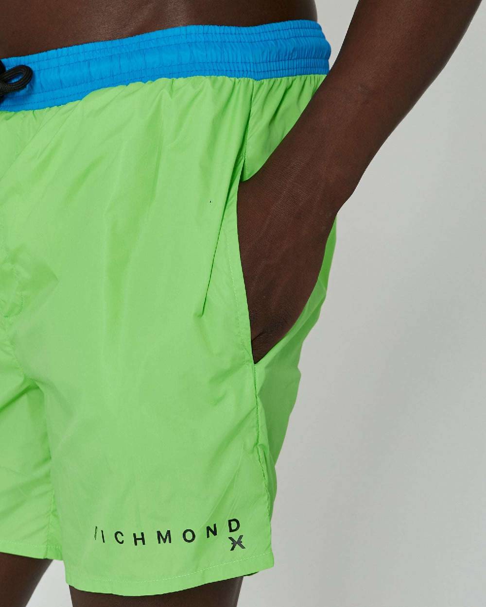 John Richmond Costume bicolor con logo sul davanti Prezzo Ridotto