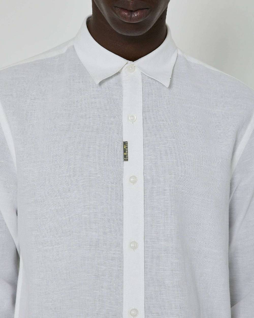 John Richmond Camicia basic in lino con placca metallica sul davanti Offerta