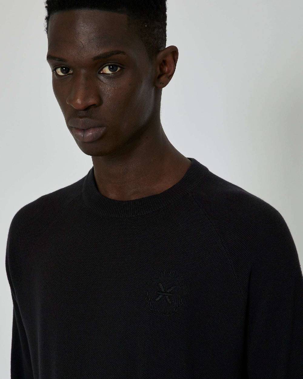John Richmond Maglia con logo ricamato tone sur tone Vendita Economica