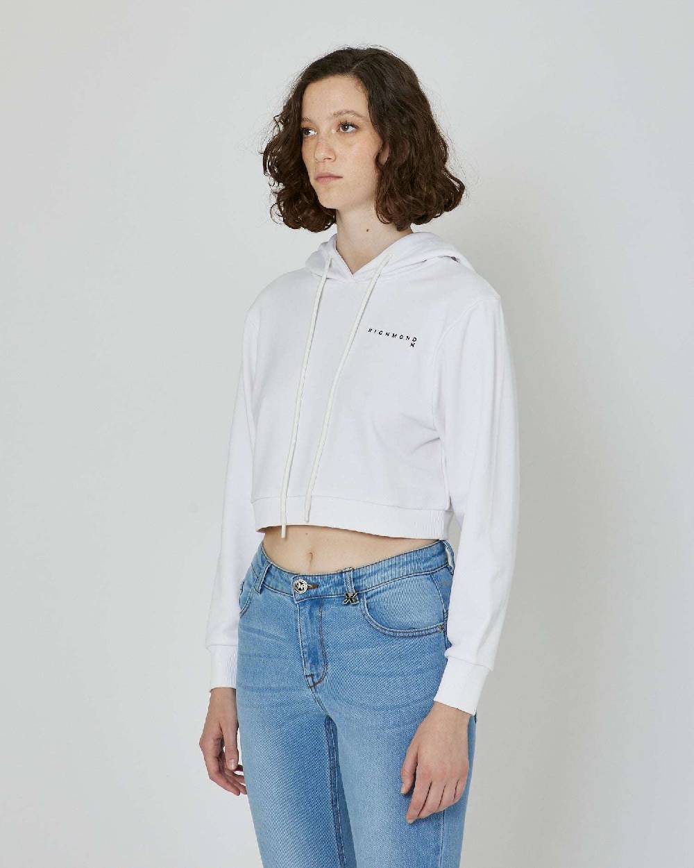 John Richmond Felpa crop con cappuccio e logo Prezzo Ridotto
