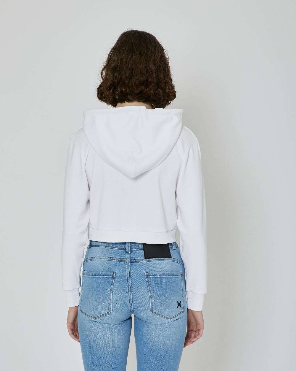 John Richmond Felpa crop con cappuccio e logo Prezzo Ridotto