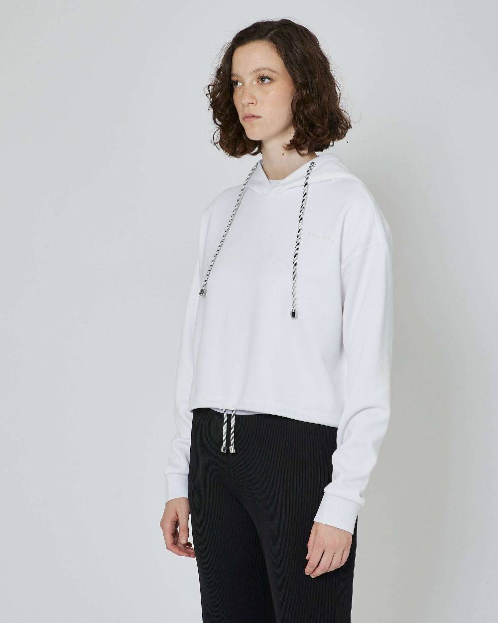John Richmond Felpa crop con cappuccio e logo ricamato tone sur tone Convenienza