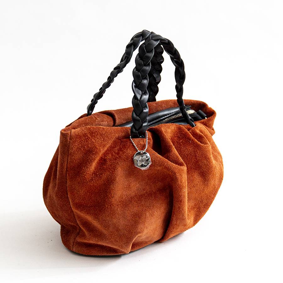 Laura Di Maggio TENDER – Bauletto con manico a treccia in camoscio mattone Presa