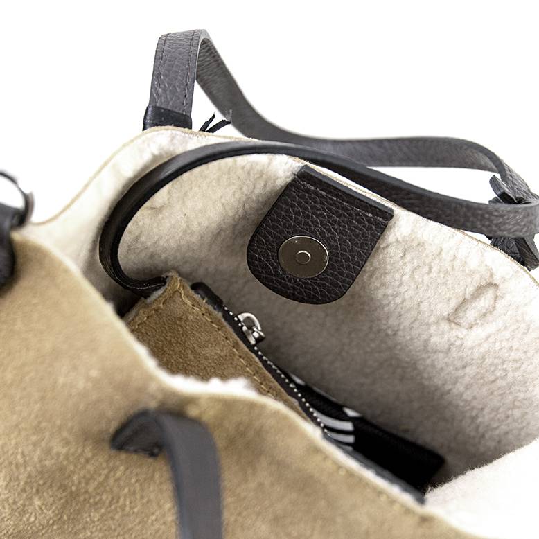 Laura Di Maggio TRUDI – borsa in camoscio ed eco montone taupe In Linea