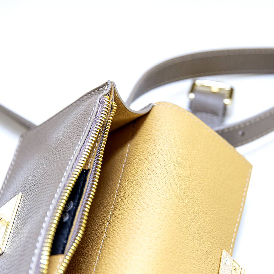Laura Di Maggio CAROL – marsupio taupe con chiusura oro Offerta