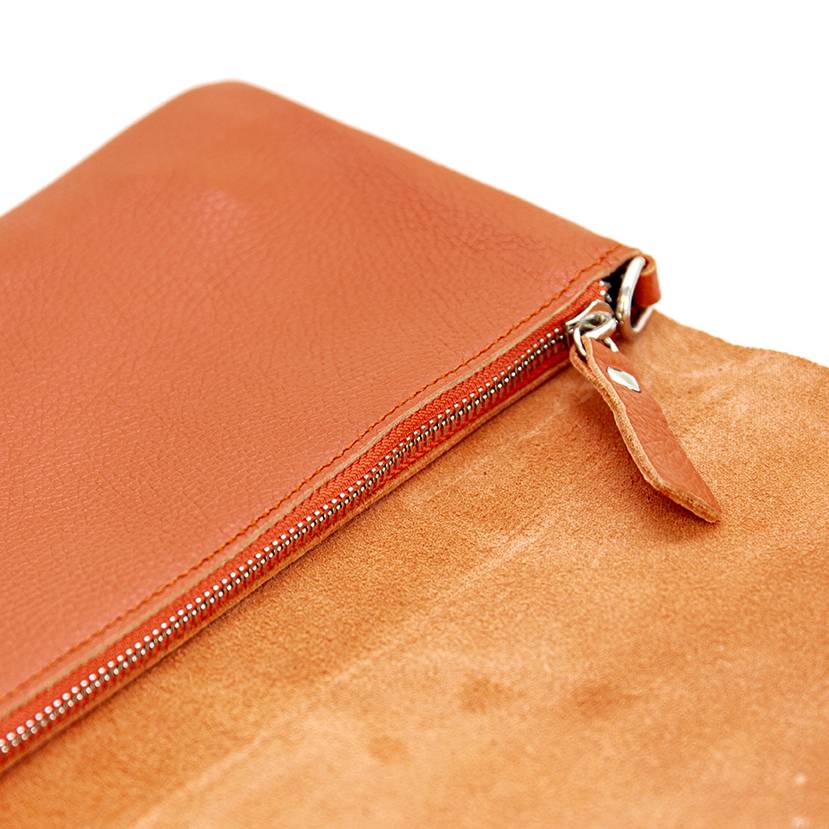 Laura Di Maggio CLAIRE – pochette sottile arancio in pelle dollaro In Vendita