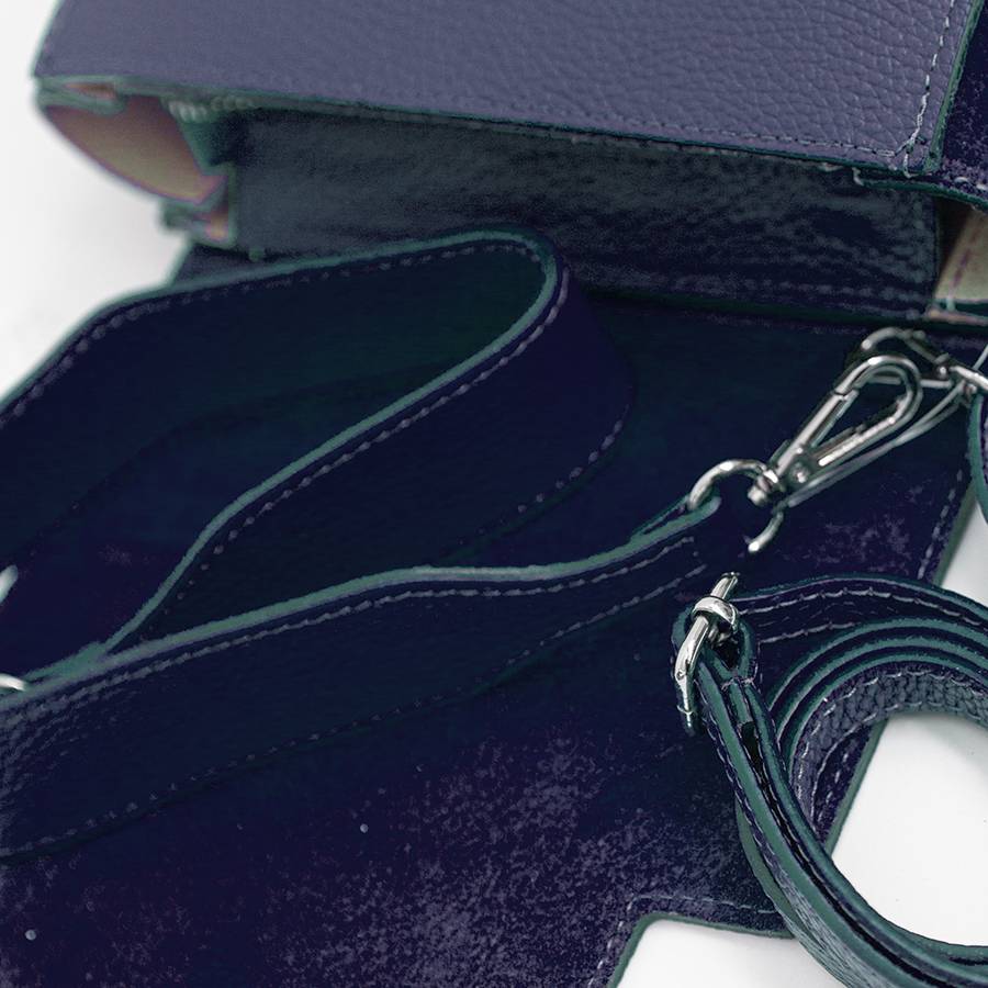 Laura Di Maggio BIJOUX – Postina in pelle dollaro e camoscio blu 2025