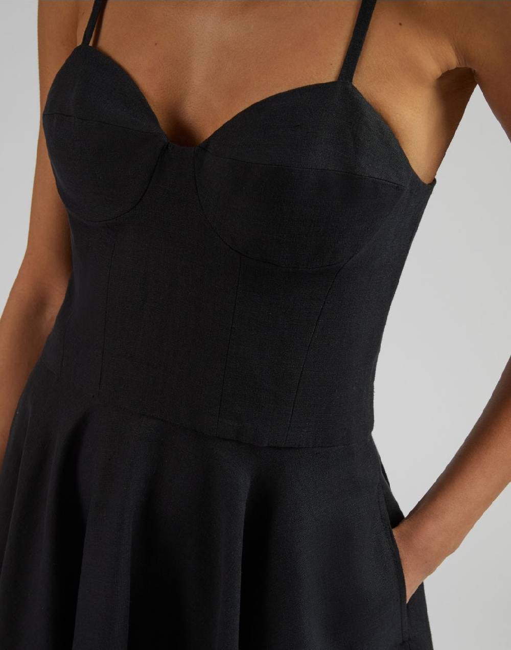 Lardini Vestito in tela di lino nero con gonna midi a ruota 2025