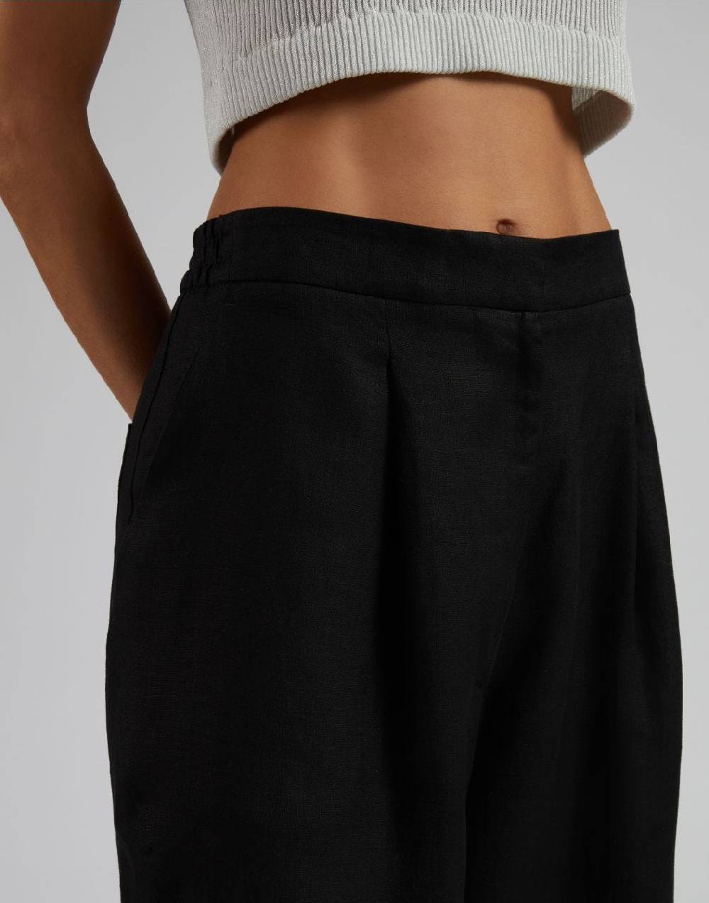 Lardini Pantalone ampio a vita bassa in tela di lino nero Promozione