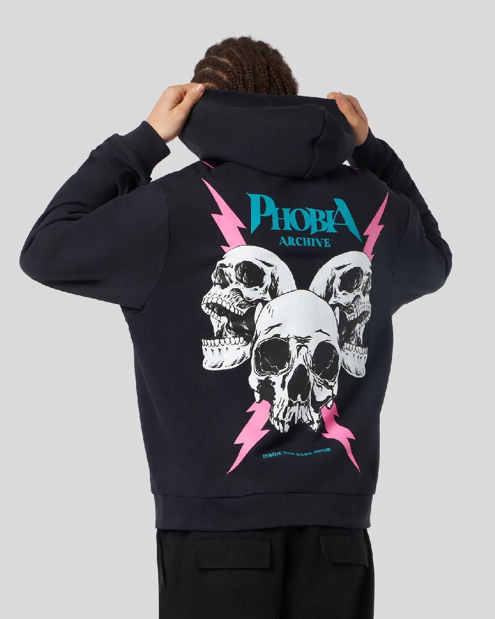 Phobia Archive FELPA NERA CON GRAFICA SCREAMING SKULLS ROSA Presa
