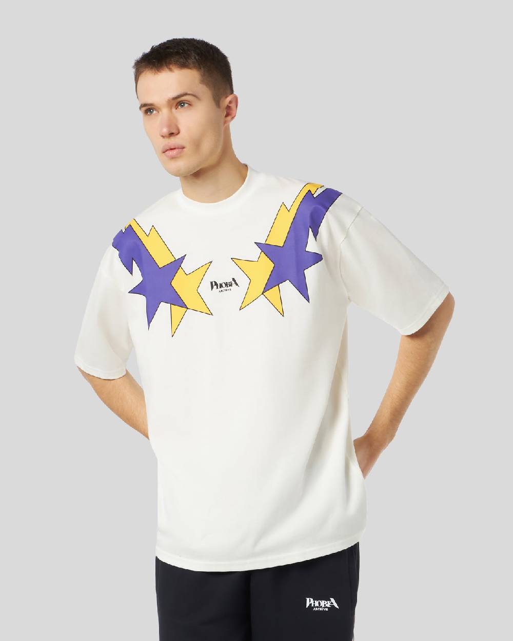 Phobia Archive T-SHIRT BIANCA CON STAMPA STARRY LIGHTNING GIALLA E VIOLA Vendita Calda