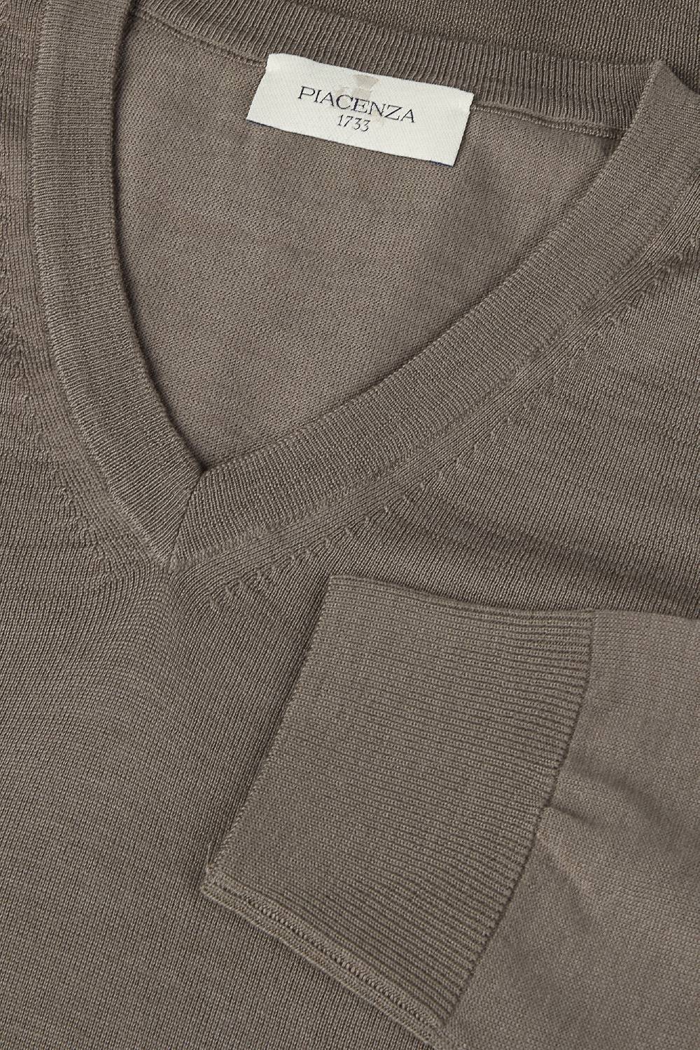 Piacenza 1733 Scollo V lana merino super fine nocciola Qualità