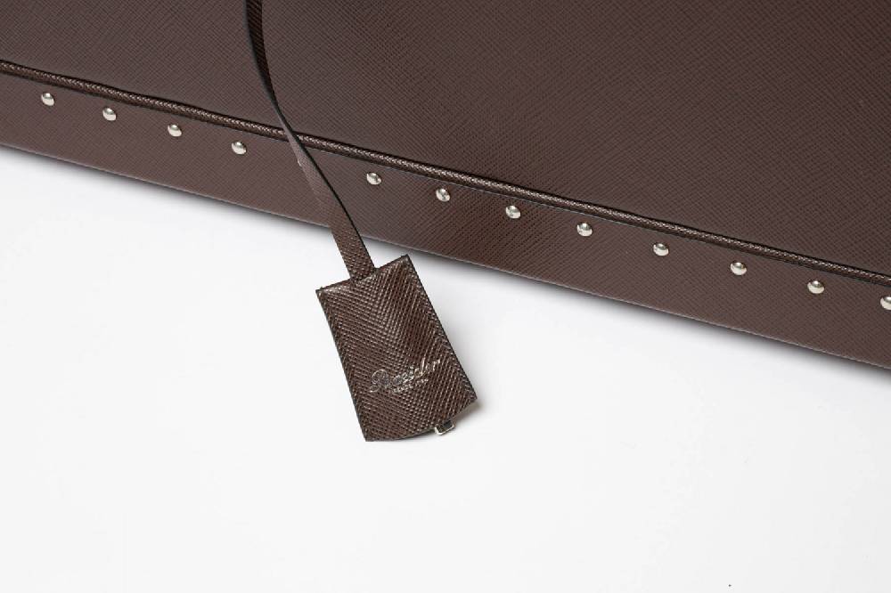 Pineider Baule fasciato, realizzato in pelle di vitello. Dimensione grande 120x51x51cm Esporta salva