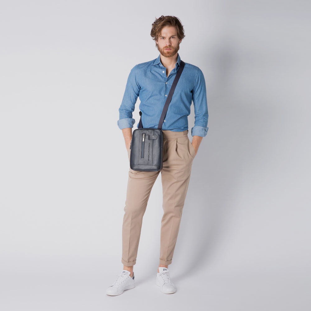 Piquadro iPad®10,5"/iPad 9,7" crossbody bag Consegna Veloce