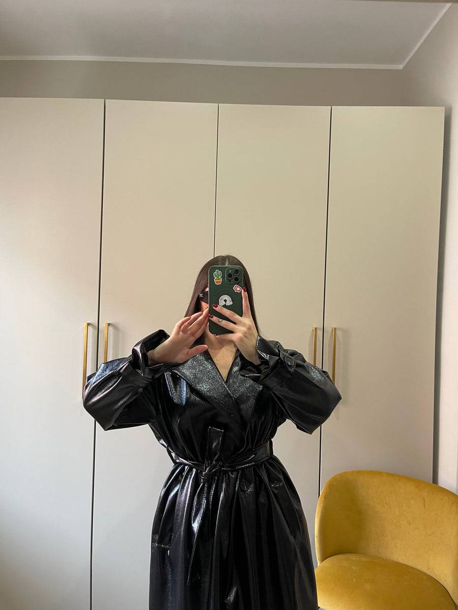 Lovely Sisters Trench in vinile nero 2025