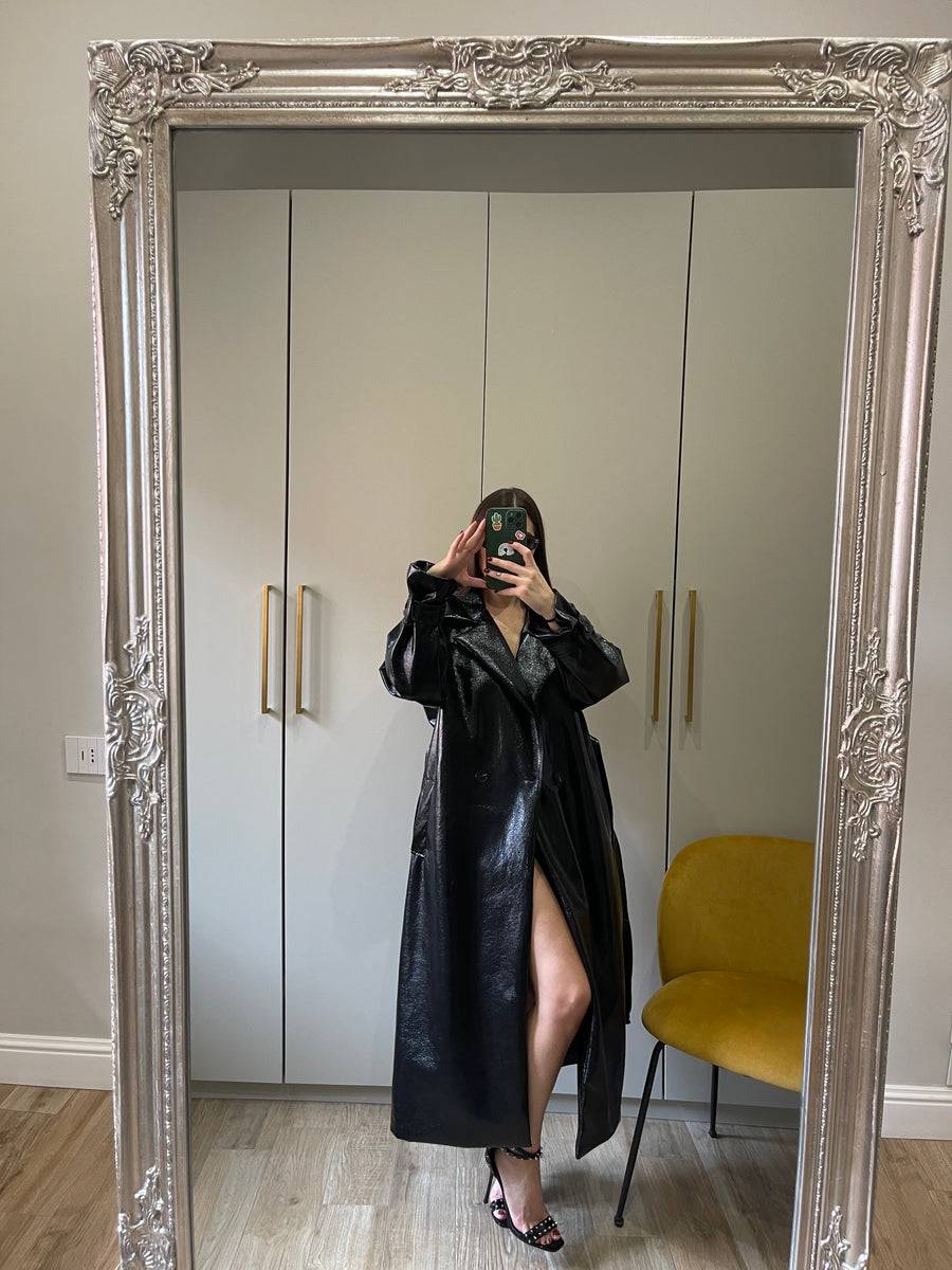Lovely Sisters Trench in vinile nero 2025