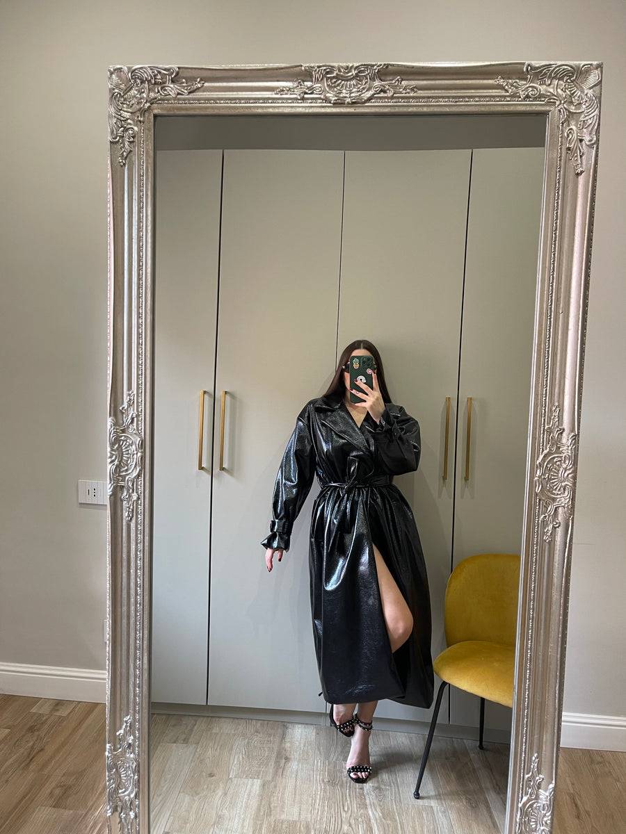 Lovely Sisters Trench in vinile nero 2025