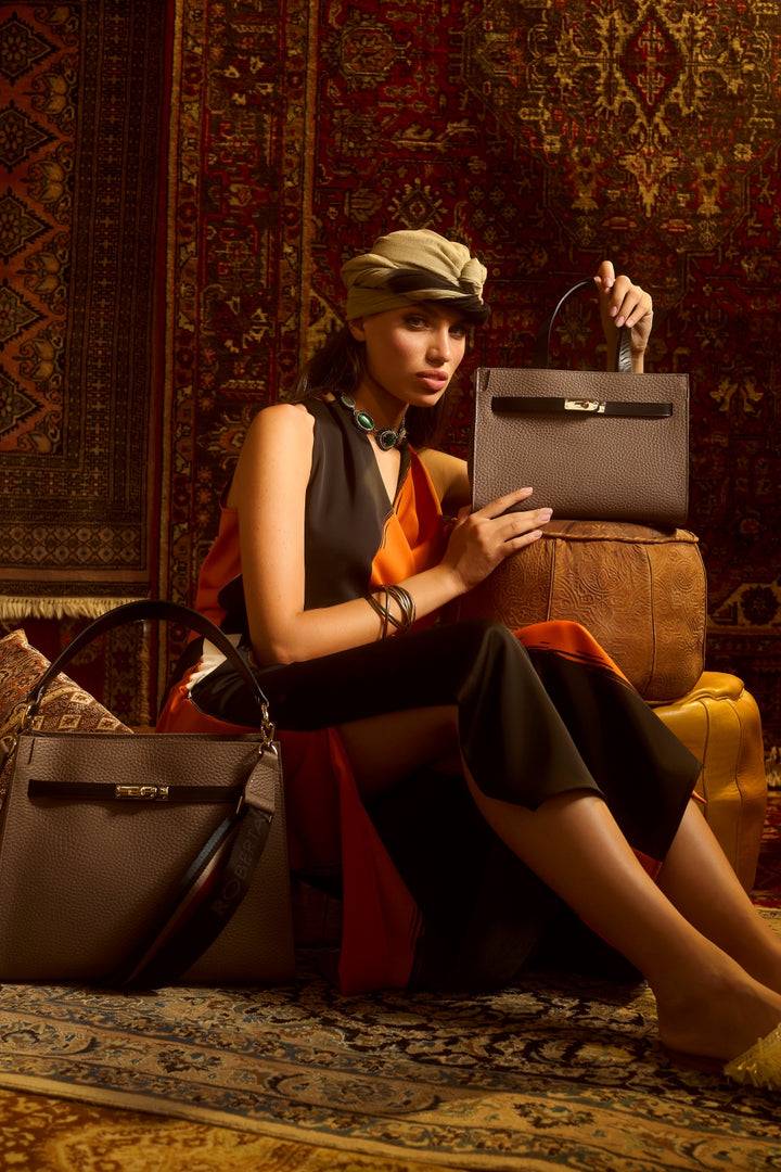 Roberta Gandolfi Frida Handbag in pelle martellata con tracolla logata in tessuto regolabile Offerta