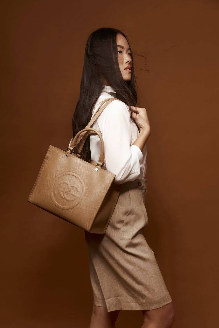 Roberta Gandolfi Roberta Pelle medium Borsa a mano in pelle con doppi spallacci per essere portata a spalla e tramezza In Linea