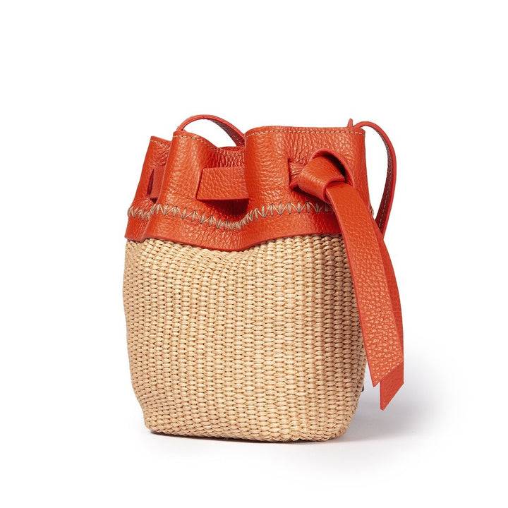 Roberta Gandolfi Ambra mini bucket in rafia e pelle martellata In Linea