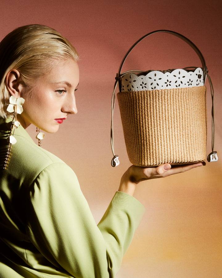 Roberta Gandolfi Diletta Bucket in rafia con balza in pelle laserata con tracolla staccabile Economico