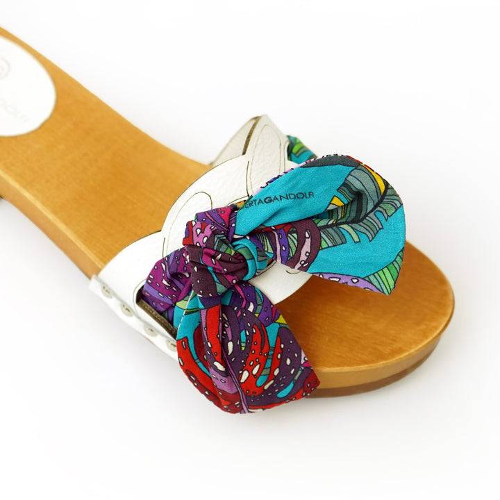 Roberta Gandolfi Lola Chain sandali in legno e pelle di vitello con fiocco stampa tropical Vendita Calda