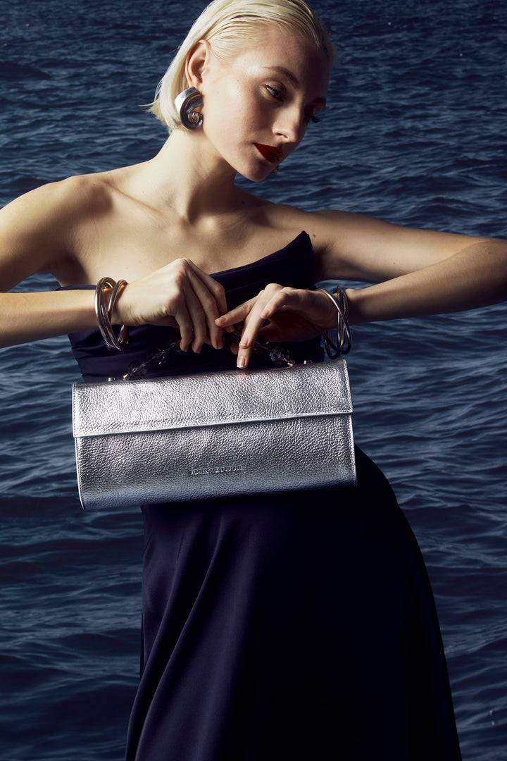 Roberta Gandolfi Julia Boule cluch in pelle metalizzata e manico gioiello con tracolla staccabile e regolabile Promozione temporanea