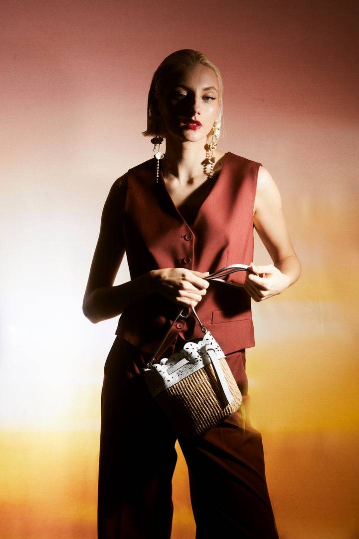 Roberta Gandolfi Diletta Mini Bucket in rafia con balza in pelle laserata con tracolla staccabile Solo un giorno rimasto