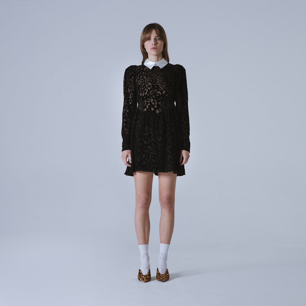 Sveta Milano Abito Oxford con motivo leopardo su velluto nero Acquista Ora