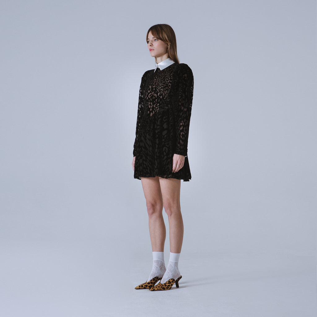 Sveta Milano Abito Oxford con motivo leopardo su velluto nero Acquista Ora