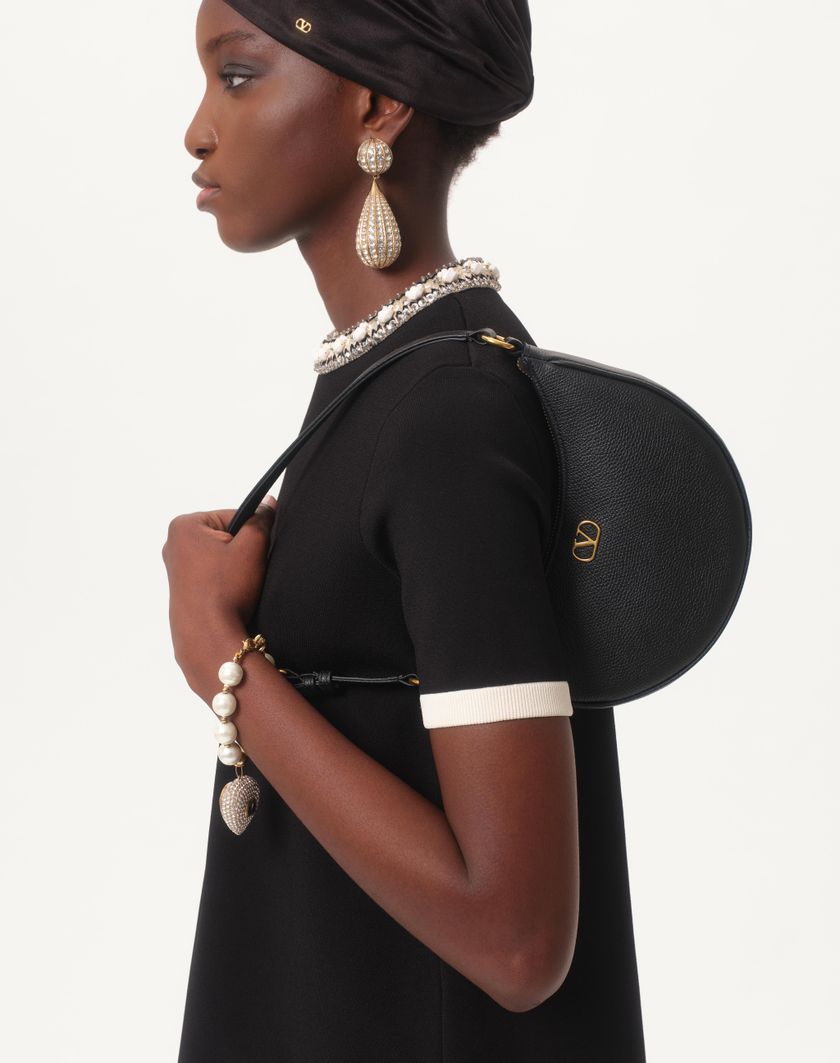 Valentino Handbags Mini Borsa Hobo Vlogo Signature In Vitello Granato per Donna in Nero | Valentino IT Qualità