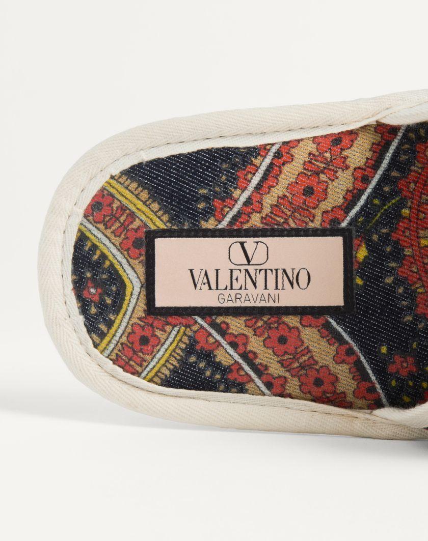 Valentino Handbags Slide Ta Chambre In Tessuto Denim Voyage Imaginaire per Uomo in Multicolor/avorio | Valentino IT Negozio