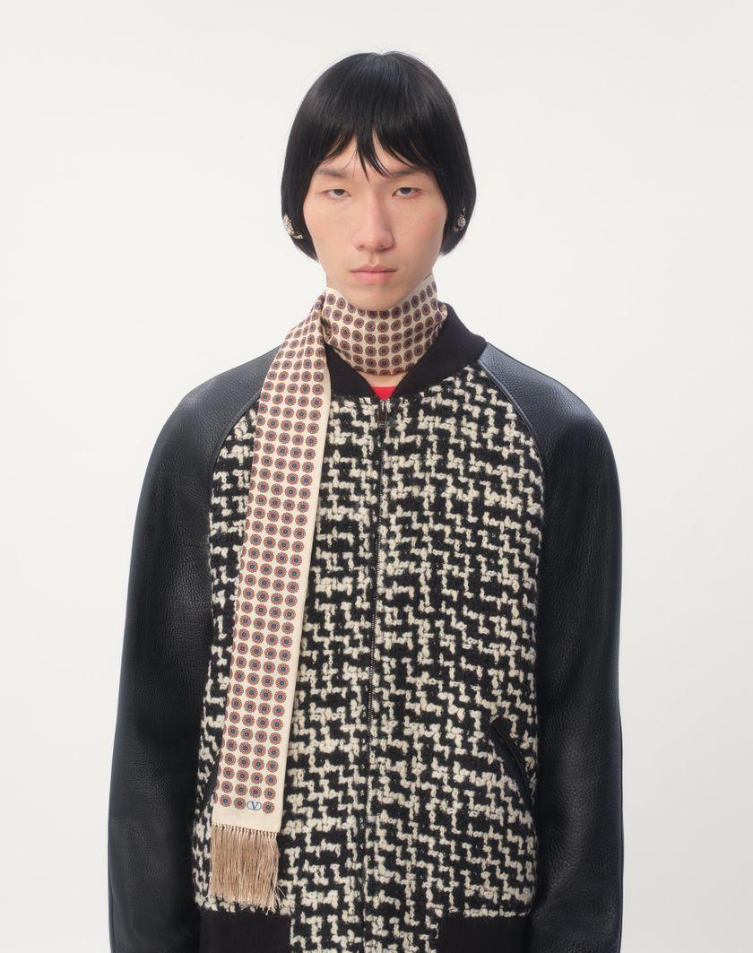 Valentino Handbags Scarf Bandeaux Chamber In Seta Con Frange per Uomo in Crema/pesca/bluette/nero | Valentino IT 2025