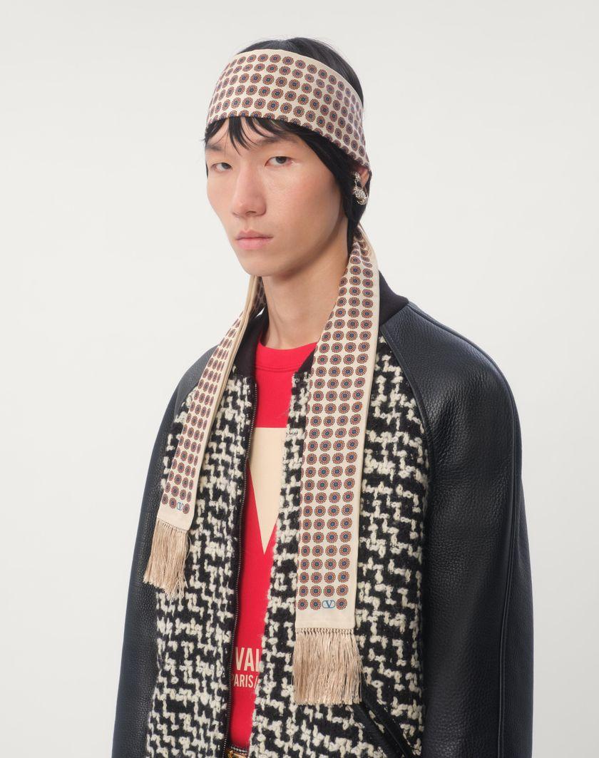 Valentino Handbags Scarf Bandeaux Chamber In Seta Con Frange per Uomo in Crema/pesca/bluette/nero | Valentino IT 2025