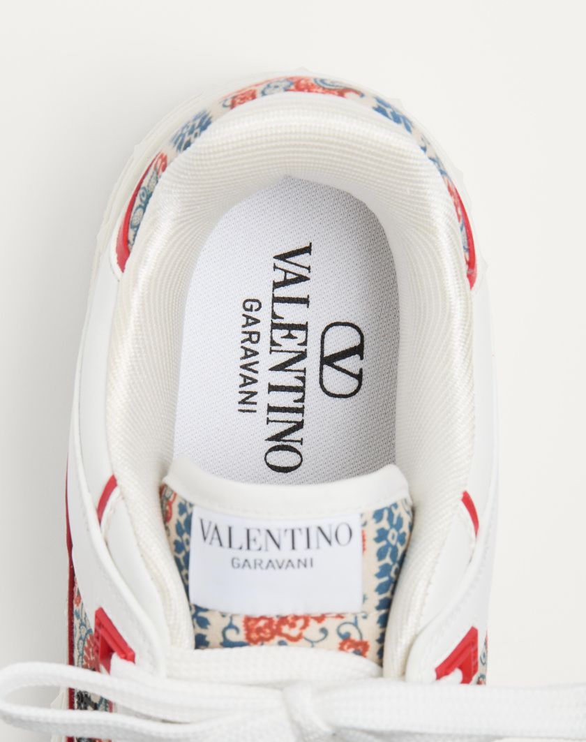 Valentino Handbags Sneaker Low Top Freedots In Vitello E Tessuto Voyage Imaginaire per Uomo in Bianco/multicolor/corallo | Valentino IT Promozione Limitata