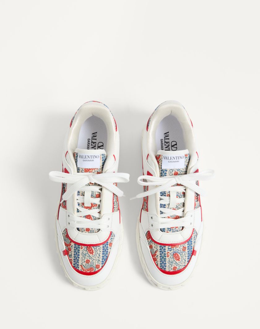 Valentino Handbags Sneaker Low Top Freedots In Vitello E Tessuto Voyage Imaginaire per Uomo in Bianco/multicolor/corallo | Valentino IT Promozione Limitata