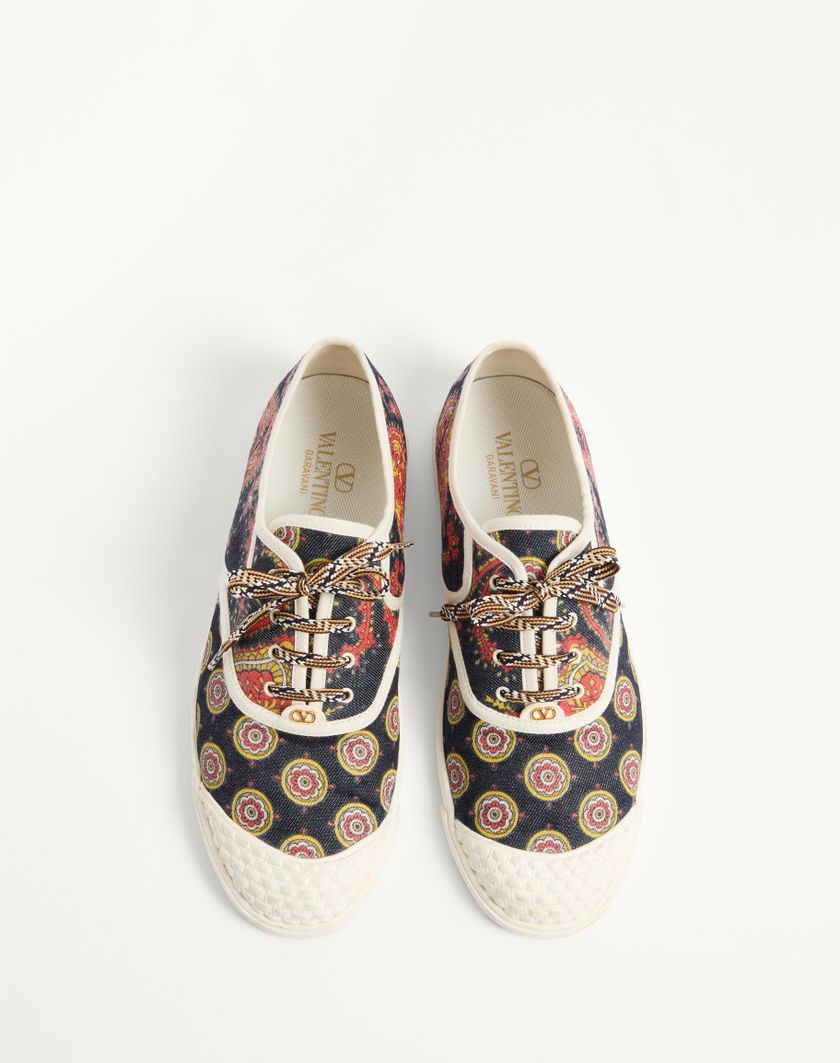 Valentino Handbags Sneaker Bay By Bay In Tessuto Denim Voyage Imaginaire per Uomo in Multicolor/avorio | Valentino IT Vendita Calda