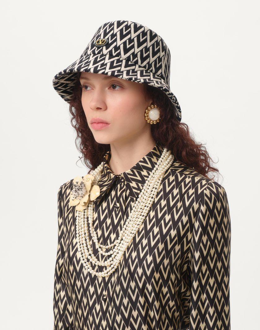 Valentino Handbags Cappello Bucket Toute La V In Lana per Donna in Nero/crema | Valentino IT I Più Venduti