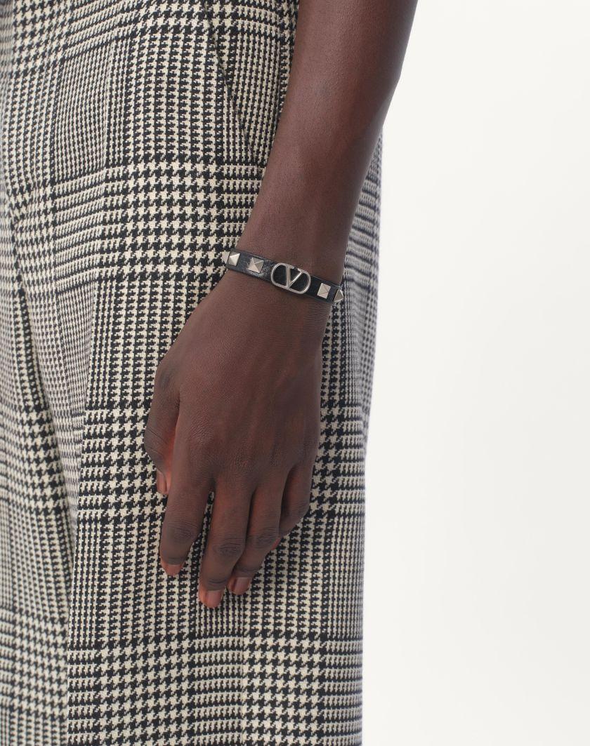 Valentino Handbags Bracciale Vlogo Signature In Vitello Granato per Uomo in Nero | Valentino IT Promozione