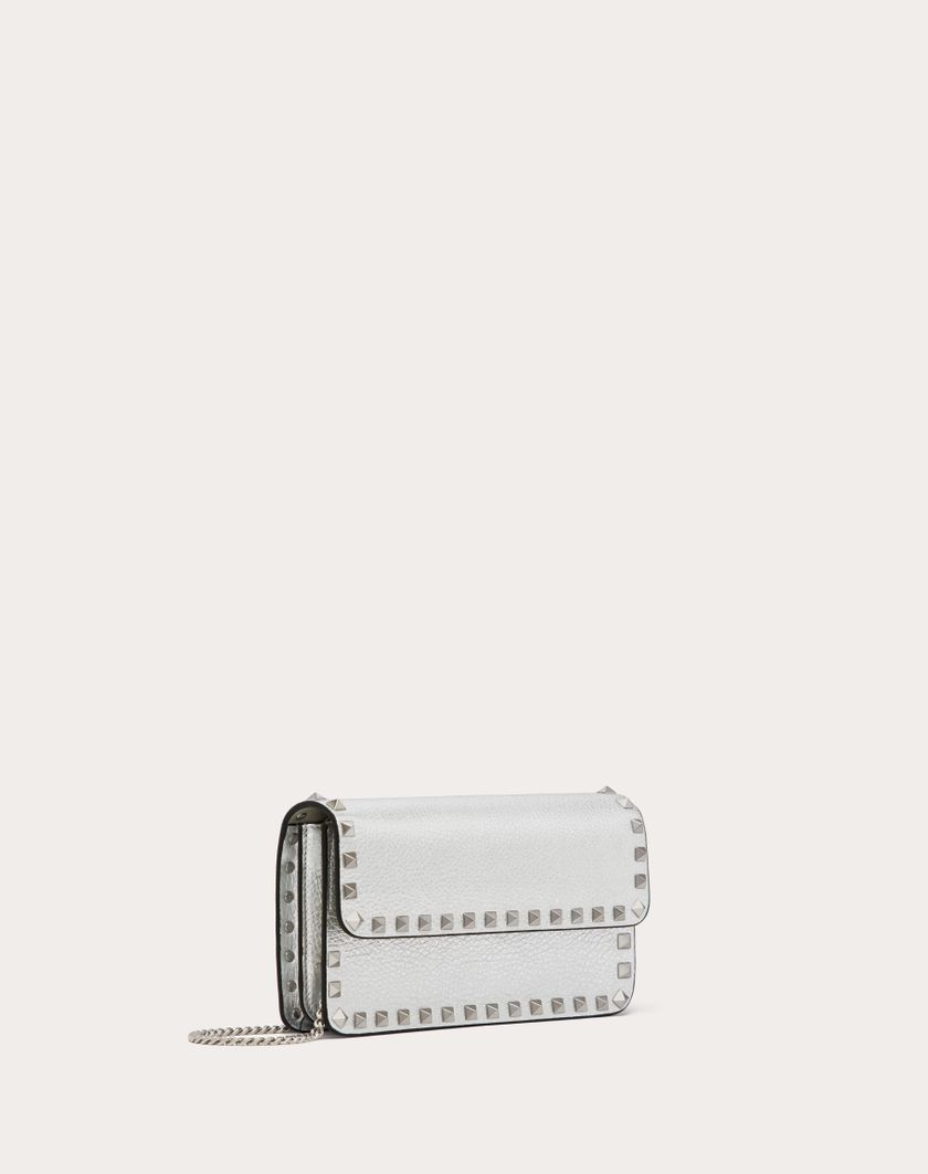 Valentino Handbags Portafoglio Con Catena Rockstud In Vitello Granato Metallizzato per Donna in Argento | Valentino IT Italia