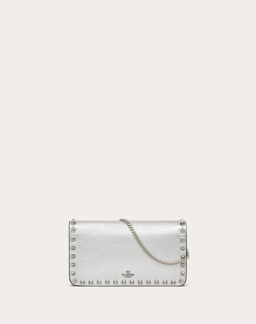Valentino Handbags Portafoglio Con Catena Rockstud In Vitello Granato Metallizzato per Donna in Argento | Valentino IT Italia