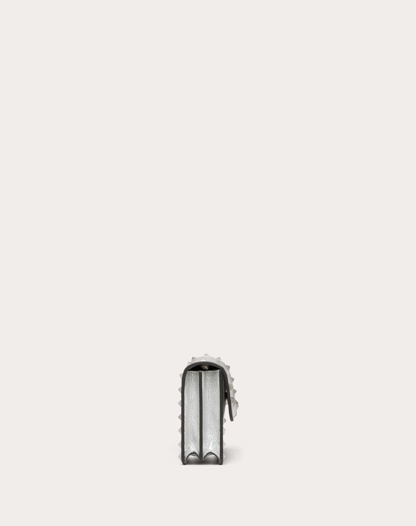 Valentino Handbags Portafoglio Con Catena Rockstud In Vitello Granato Metallizzato per Donna in Argento | Valentino IT Italia