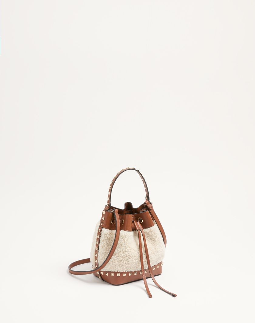Valentino Handbags Borsa A Secchiello Valentino Garavani Rockstud In Shearling per Donna in Naturale/selleria | Valentino IT Negozio