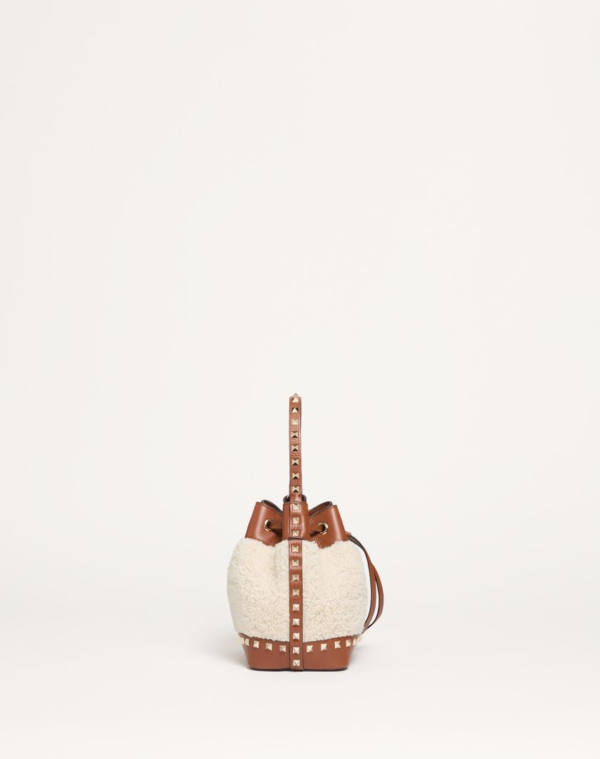 Valentino Handbags Borsa A Secchiello Valentino Garavani Rockstud In Shearling per Donna in Naturale/selleria | Valentino IT Negozio