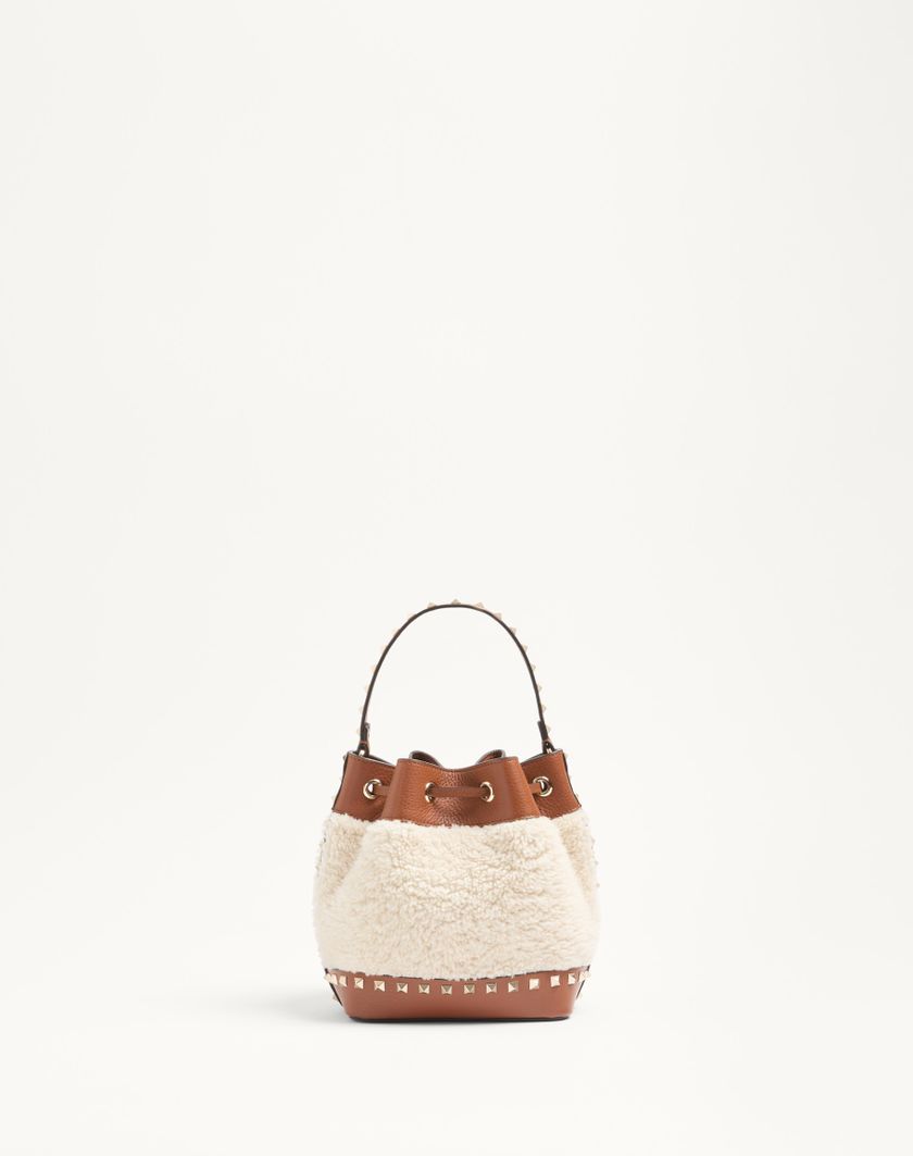 Valentino Handbags Borsa A Secchiello Valentino Garavani Rockstud In Shearling per Donna in Naturale/selleria | Valentino IT Negozio