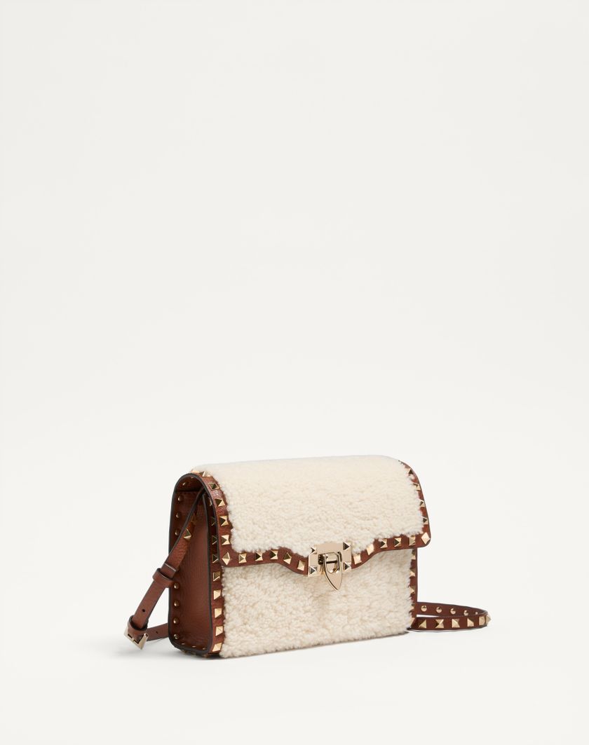 Valentino Handbags Borsa Piccola A Tracolla Valentino Garavani Rockstud In Shearling per Donna in Naturale/selleria | Valentino IT In Saldo